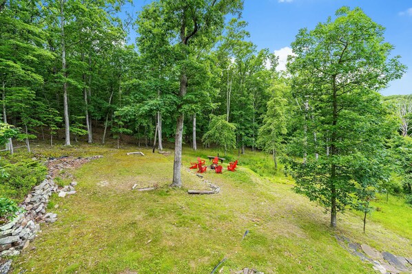 Property grounds - Modern w Mountain Views, Hot Tub, Deck & Fire Pit (Berkeley Springs)