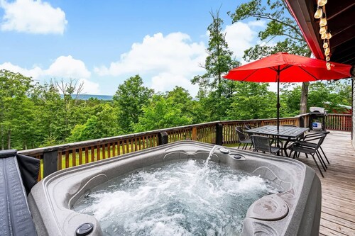 Modern w Mountain Views, Hot Tub, Deck & Fire Pit