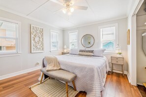 2 عدّة غرف نوم ومكواة/لوح كي وخدمة الإنترنت وملاءات أسرّة