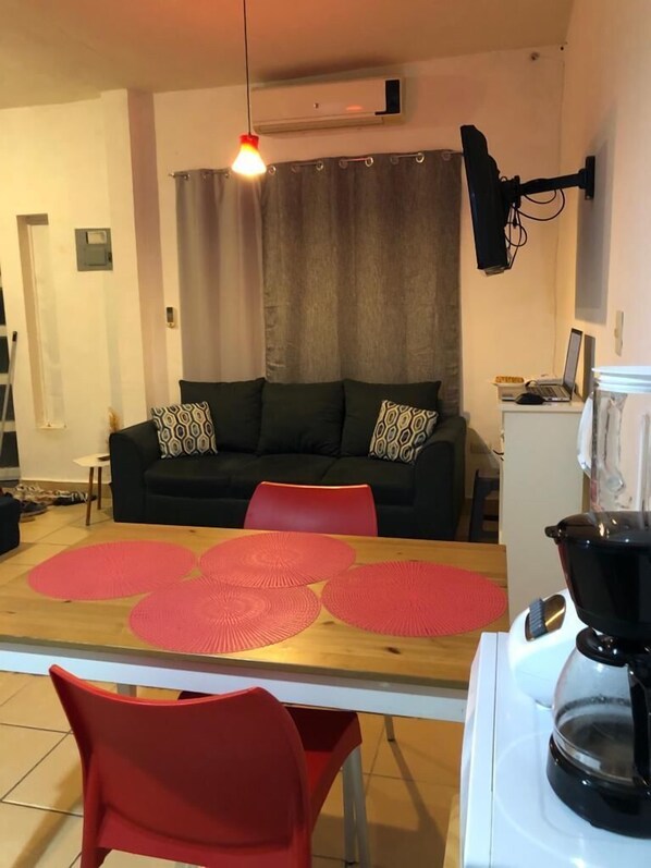 تلفزيون بشاشة مسطحة