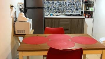 Apartamento superior | Cozinha privada | Geladeira grande, micro-ondas, torradeira, liquidificador