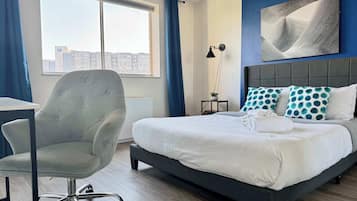 1 habitación, escritorio, tabla de planchar con plancha y wifi