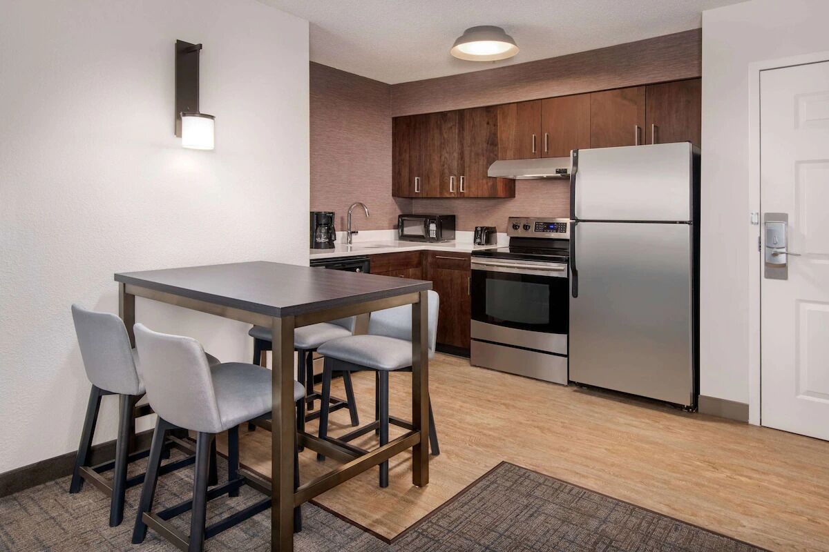 Experience Kennesaw's Charm! 2 Relaxing 2br Suites With Breakfast, Pet-friendly! - Acworth, GA