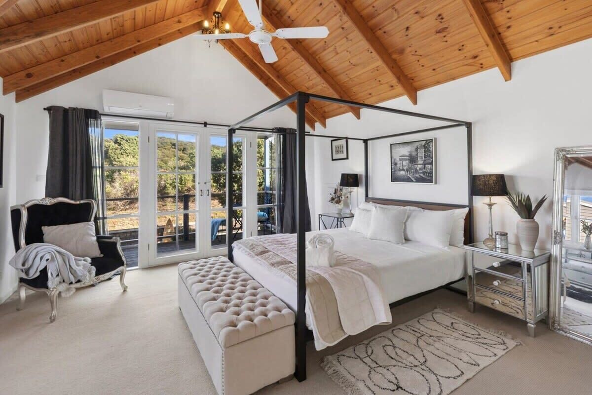 5 bedrooms, desk, WiFi, bed sheets