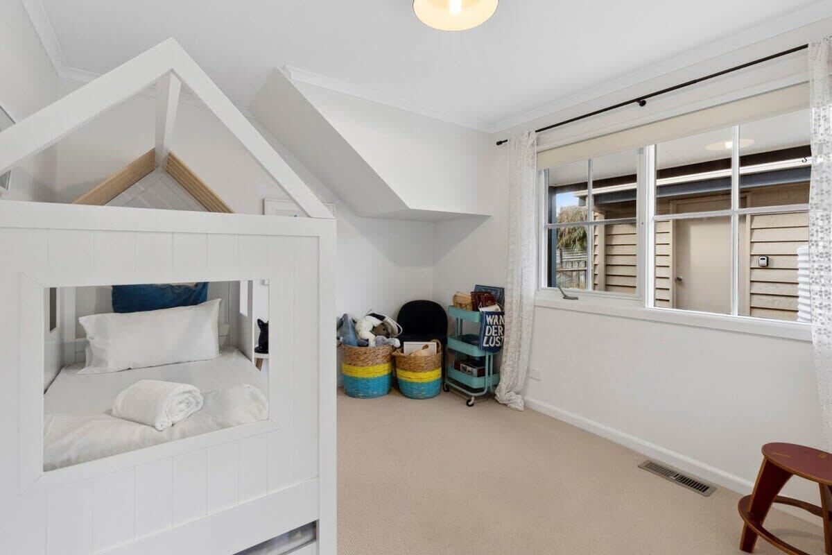 5 bedrooms, desk, WiFi, bed sheets