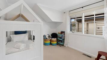 5 bedrooms, desk, WiFi, bed sheets