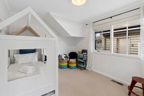 5 bedrooms, desk, WiFi, bed sheets - Oceanside Haven: Fire, lake views and pet friendly (Ocean Grove)