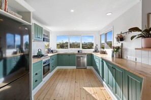 Fridge, microwave, oven, stovetop - Oceanside Haven: Fire, lake views and pet friendly (Ocean Grove)