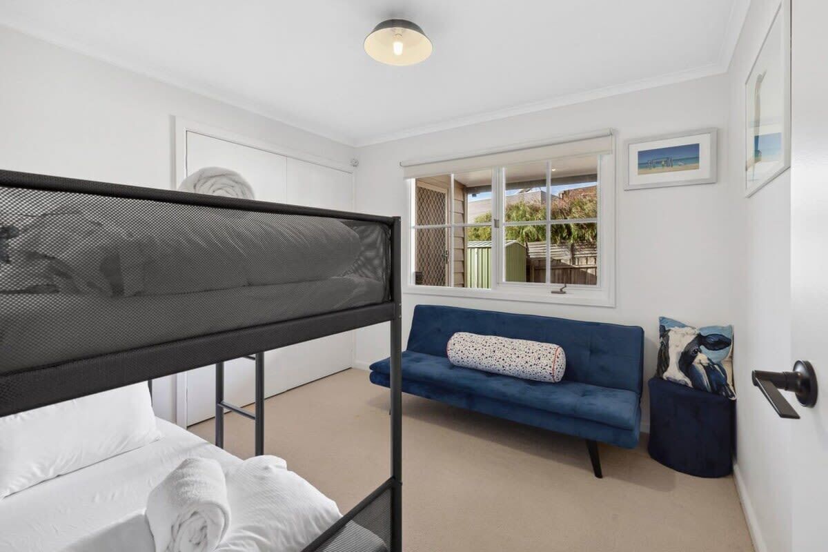 5 bedrooms, desk, WiFi, bed sheets