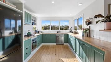 Frigorífico, microondas, horno y placa de cocina