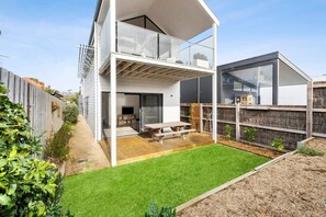 Outdoor dining - Surf and Sea Torquay, 650m to beach (Torquay)