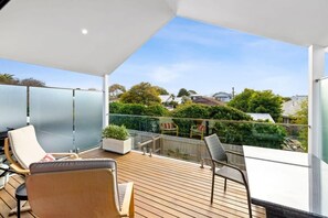 Outdoor dining - Surf and Sea Torquay, 650m to beach (Torquay)