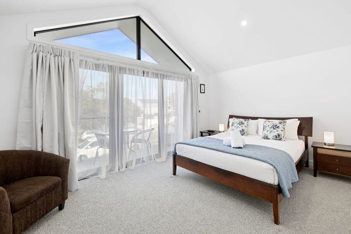 3 bedrooms, desk, iron/ironing board, travel cot