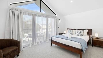 3 bedrooms, desk, iron/ironing board, travel cot