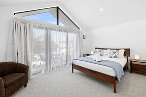 3 bedrooms, desk, iron/ironing board, travel crib