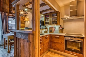 Kylskåp, mikrovågsugn, ugn och diskmaskin