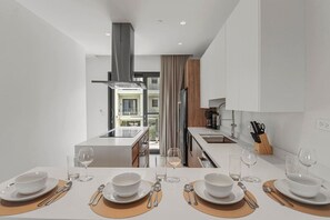 Frigorifero, microonde, forno, piano cottura