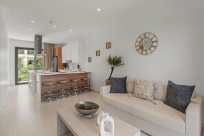 Smart TV - New Luxury Retreat  Wariruri 219 by Bocobay (Noord)