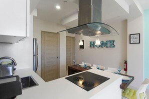 Frigorifero, microonde, forno, piano cottura