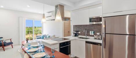 Kjøleskap, mikrobølgeovn, ovn og kokeplater