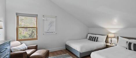 5 habitaciones, tabla de planchar con plancha y cuna de viaje