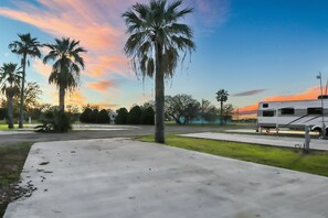 Free self parking - Mathis Motel (Mathis)