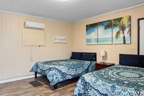 Habitación básica, 2 camas de matrimonio | Espacio para trabajar con un portátil, wifi gratis, ropa de cama