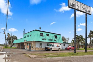 Front of property - Mathis Motel (Mathis)