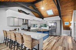 Unclassified image, 4 of 30, button