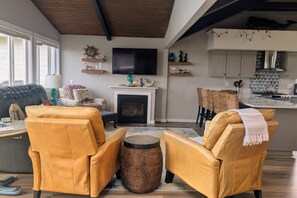 Smart TV, DVD player, ping pong, books - Outstanding Ocean Front Home, Pet Friendly, Hot Tub, Pool Table, Games, Seconds From Beach (Rockaway Beach)