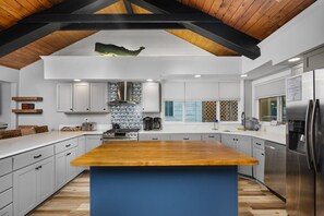 Unclassified image, 5 of 30, button