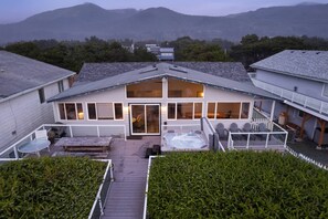 Outdoor dining - Outstanding Ocean Front Home, Pet Friendly, Hot Tub, Pool Table, Games, Seconds From Beach (Rockaway Beach)