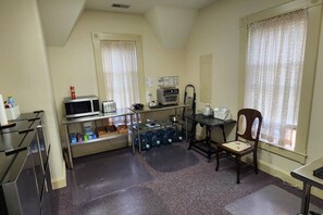 Coffee/tea maker, dining tables