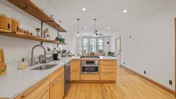 Coffee/tea maker, fridge, microwave, stovetop