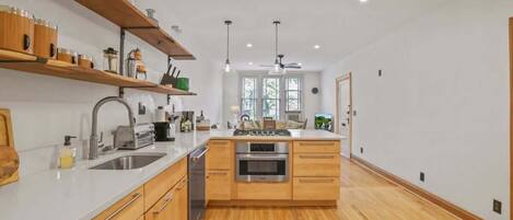 Een koelkast, een magnetron, een kookplaat, een vaatwasser