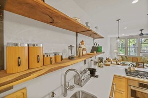 Fridge, microwave, stovetop, dishwasher