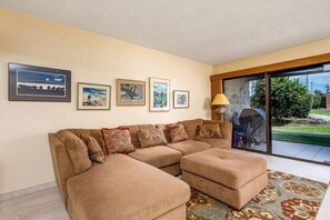Condo, 1 cama Queen size (Keauhou Punahele#D-103) | Área de sala de estar