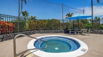 Condo, 1 giường cỡ queen (Keauhou Punahele#D-103) | Bồn tắm spa ngoài trời