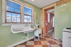 Fridge, microwave, coffee/tea maker, cookware/dishes/utensils - Big Retro House | Short North | Perfect for Groups (Columbus)