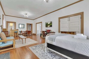 5 Schlafzimmer, Schreibtisch, Bügeleisen/Bügelbrett, WLAN