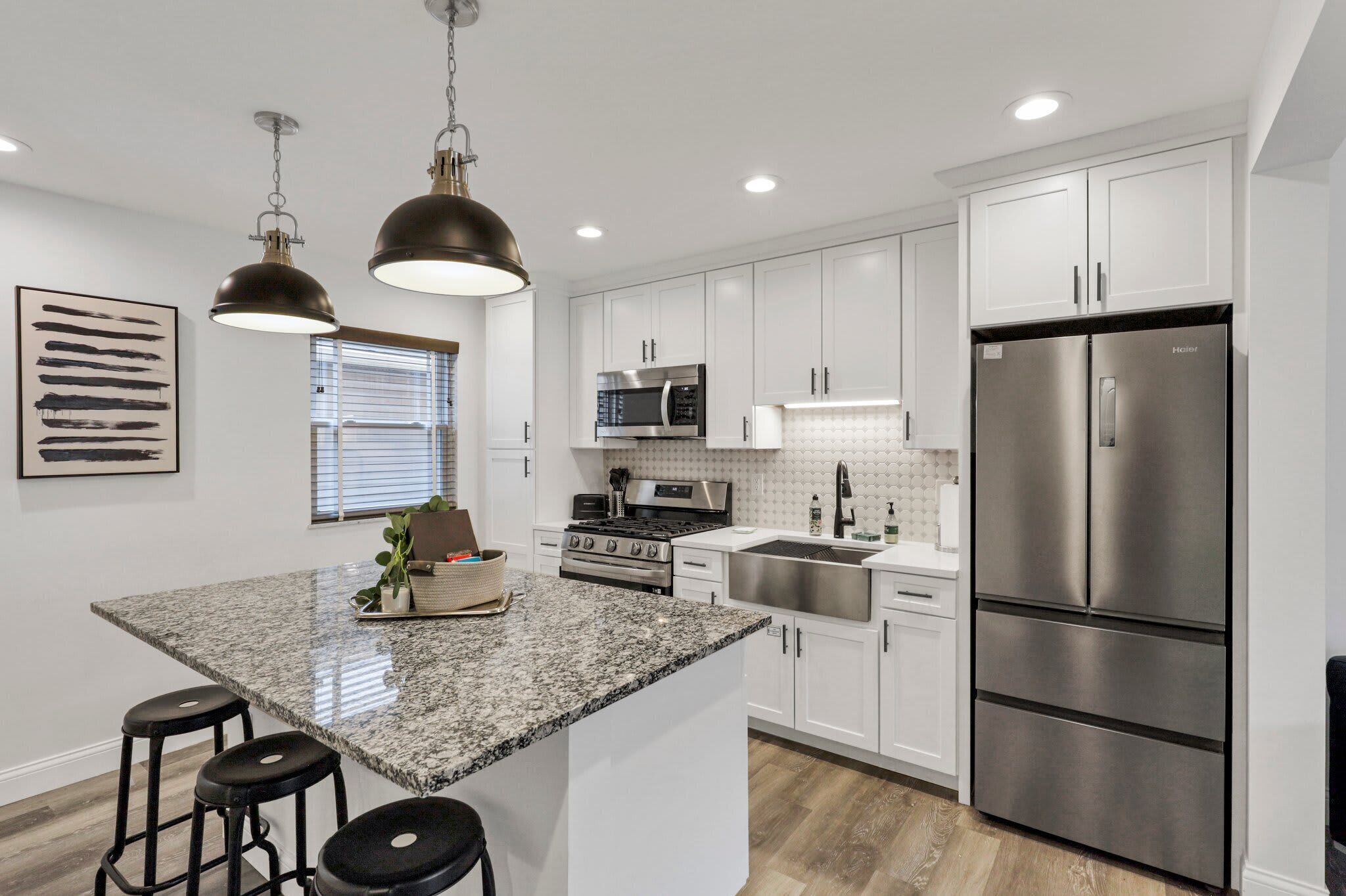 Réfrigérateur, micro-ondes, four, plaque de cuisson