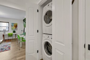 Interior - The Worthington - 3 BR and Parking (Columbus)