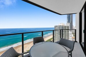 Outdoor dining - Wonderful 2-Bed with Pool, Gym & Scenic Views (Surfers Paradise)