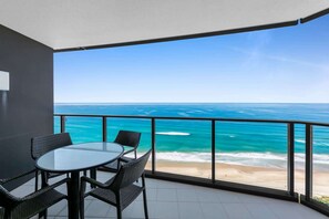 Outdoor dining - Wonderful 2-Bed with Pool, Gym & Scenic Views (Surfers Paradise)