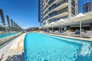 Pool - Wonderful 2-Bed with Pool, Gym & Scenic Views (Surfers Paradise)
