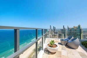 Property grounds - Wonderful 2-Bed with Pool, Gym & Scenic Views (Surfers Paradise)