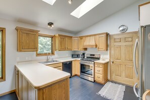 Réfrigérateur, micro-ondes, plaque de cuisson, lave-vaisselle
