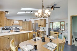 Dining Area | Dishware & Flatware Provided