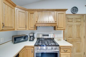 Réfrigérateur, micro-ondes, plaque de cuisson, lave-vaisselle