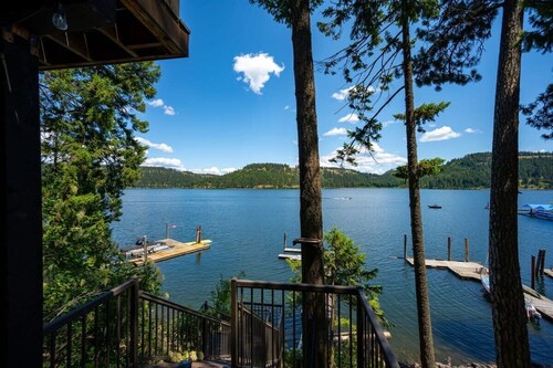Lakefront 3-bedroom lakeside home near Lake Coeur d'Alene